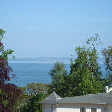 Close to the beach and with sea views, apartment in a quiet, central location