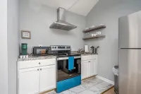 Unwind in a Modern Suite near Marietta Square
