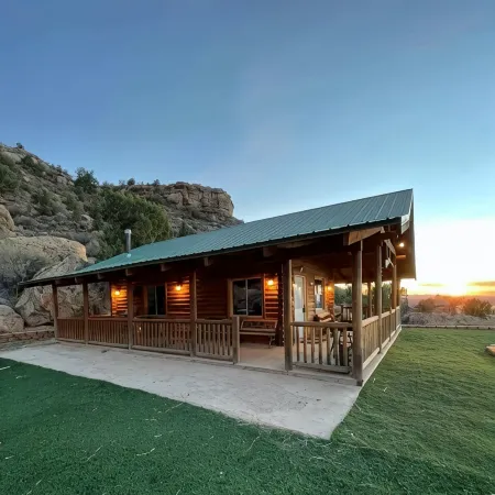 The Peacemaker Cabin: Cozy cabin in enjoyable Apple Valley with AC