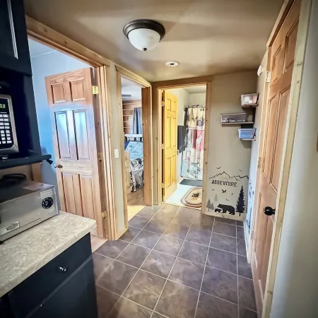 Cabin- no cleaning fees: Cranberry Fest, waterparks, trail riding for utv/atv