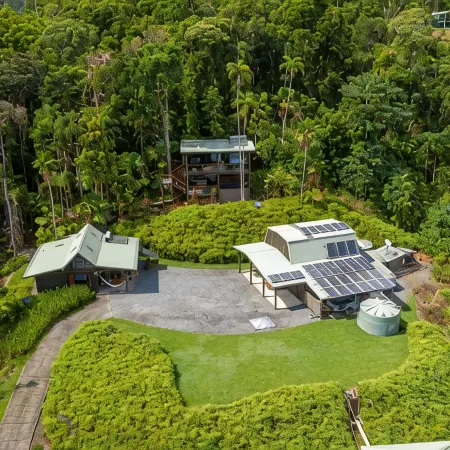Daintree Holiday Homes - La Vista - Ocean Views with Private Pool & Jet Spa Отели в г. Дайнтри