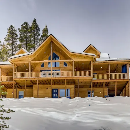 Located just 1.3 miles to downtown Breck and ski resortLicLR21-000002