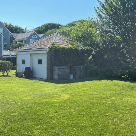 Romantic, Two Blocks to Main Street and Water. Queen bedroom and Two Bathrooms.