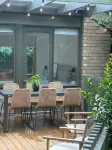 Designer home surrounded by beautiful garden- secure parking, remote check in - Boutique