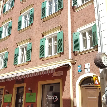 Studio Apartment in the Heart of Graz's Old Town -Kitchen, Bathroom, WC, Balcony