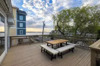 Edgewater Retreat - 3Bed/2Bath Condo w/ Deck Overlooking the Bay & Parking - 4 ดาว