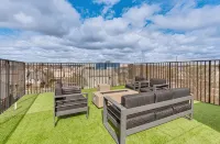 Townhouse - Urban Living with Rooftop Deck!