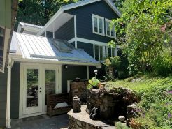 Beautiful rural  getaway with private suite  full kitchen, wifi and sauna.
