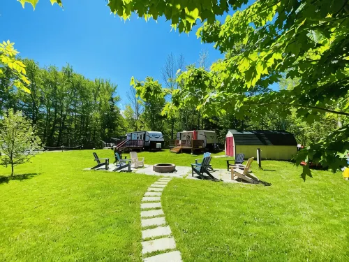 HideOut in The Highlands 15min from Skyline TrailWalking distance from Sunsets - 3-Star