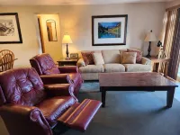 Mountain side Top Floor Condo, heated pool, spa, sauna & short walk to chairlift