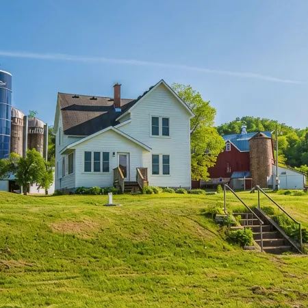 3 Peaks Farmhouse- Beautiful Remodel with Scenic Views + Root River Trail access