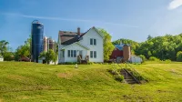 3 Peaks Farmhouse- Beautiful Remodel with Scenic Views + Root River Trail access
