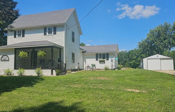 Cozy Farmhouse w/ short walk to private to private lake