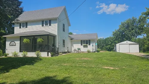 Cozy Farmhouse w/ short walk to private to private lake