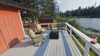 Cozy Lake Front home for Boating, fishing, winter sports, and gorgeous views,