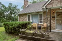 Huge 1960s Style Family and Pet Friendly Home