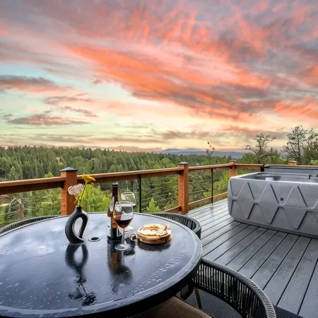 Mountain & Pond Views, Hot Tub, Loft+3BR, Stargazing, Kid + Dog Friendly