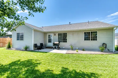Modern 3Br w/ Mountain Views • Sleeps 8 • 2 Car Garage Plus Extra Parking