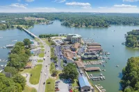 Luxury Lakefront Condo In The Heart of Smith Mtn. Lake!!! 4BR 3BA!!! - 4-Star