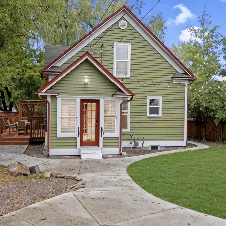 Lux Kalispell Farmhouse w/ Large Hot Tub