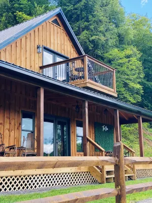 Luxury cabin on private drive. Fall foliage at its finest, waterfront access.