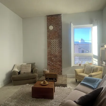 Downtown Loft Apartment with High Ceilings - Location Location Location