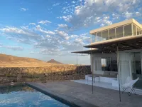 An architectural oasis with large swimming pool, along a breath-taking scenery. - ヴィラ