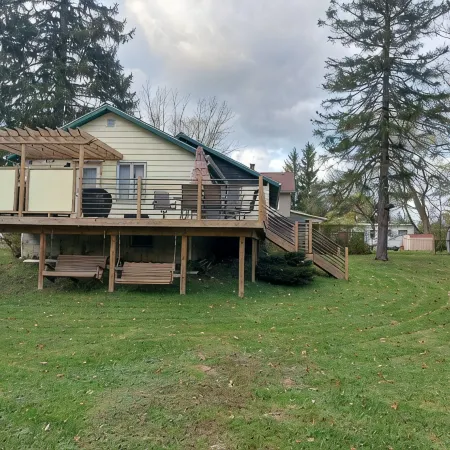 Geneva on the Lake HOT SPOT, 3 bedrooms/ w loft,2 bath ,sleeps 8-10. Huge deck .