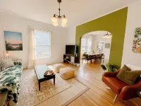 Ivy Jungalow | Bright, Clean, & near Downtown