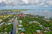 Coastal house in the Florida Keys with pool in a private area. - บังกะโล