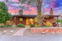 Number ONE property in Sedona! Walking distance to all Uptown Sedona amenities. - 4 tähden