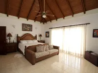 Pristine pool, 4K cinema complete with Apple TV & two Staff members. Hotels near La Romana International Airport