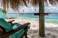 Spacious Oceanfront Villa, private beach and water access, accommodates 12 - Villas