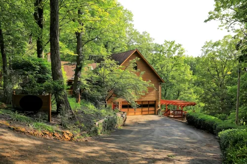 LUXURY Wooded Hilltop Hocking Hills Villa Lodge! - 4-Star