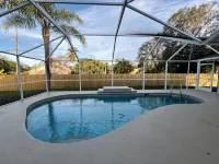Spacious 4-bedroom pool house with WiFi and AC in charming Vero Beach - プール