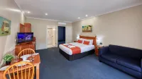 Breakout Motor Inn - parking