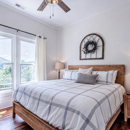 "STEPS TO BRYSON" - MTN VIEW, HOT TUB, FIREPIT, NEW REMODEL - WALK TO DOWNTOWN!