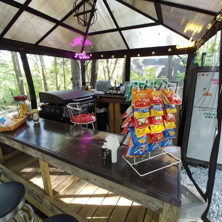 Campers Paradise, cozy tents, hot tub, free EV charger. Pet friendly