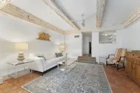 Splendid Palm Beach Location, spacious 1-bedroom condo, dual suite with WiFi,AC - Homestays
