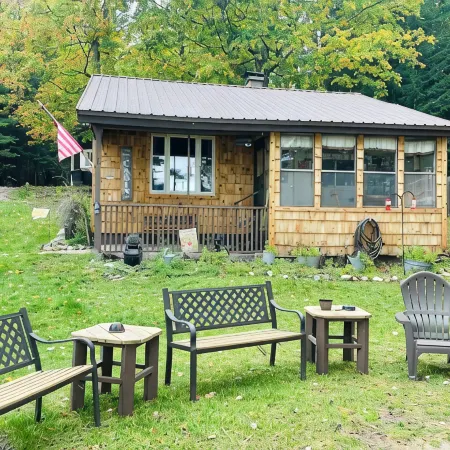 Lakefront Cabin, Pet Friendly, WIFI , near Pictured Rocks Munising Mi.