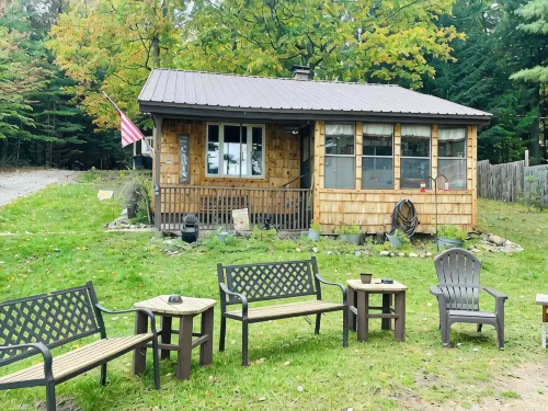 Lakefront Cabin, Pet Friendly, WIFI , near Pictured Rocks Munising Mi.