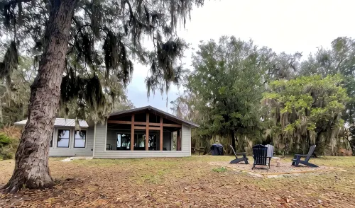 Newly built, charming cozy and quiet river home