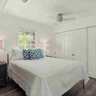 Oaks & Ocean Cottage - 3 Min from the Ocean,  Restaurants and Shops Rooms
