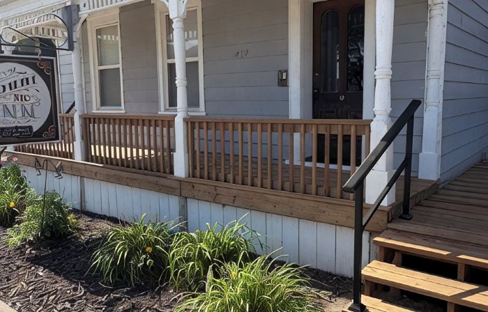 4-Bdrm 3 bath house in Grafton with large patio, WiFi and very walkable. Fun!!!