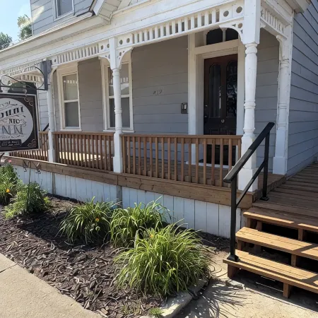 4-Bdrm 3 bath house in Grafton with large patio, WiFi and very walkable. Fun!!!