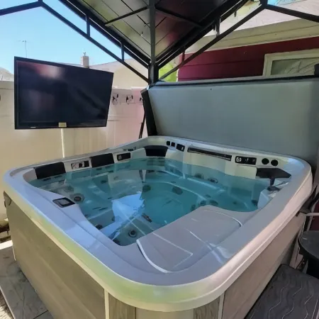 The White House w/ Hot Tub Portage Lakes Fenced Yard Pet-Friendly!