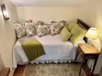 Elm Suite with a Private Bathroom in front of Smith College Quadrangle - Wifi