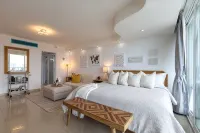 Oceanfront Oasis: Beach Studio with Sunset Views & Parking – 5 Mins from SJU - balcony