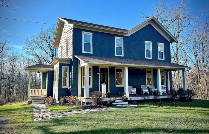 The Canandaigua Farmhouse. Private, Spacious, with Lake Access