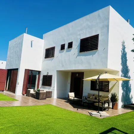 Lux Villa with Year-Round Heated Pool, beautiful outdoor space & Game Room